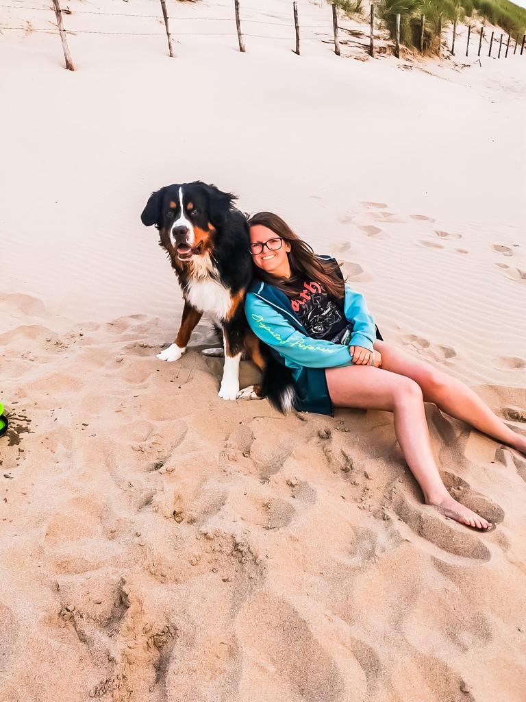 Löwenmädchen Manuela Tapprich mit Ihrem Berner Sennenhund Jaro am Strand in Noordwijk, Niederlande