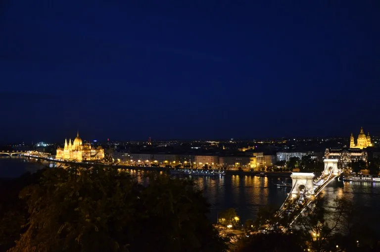 Top 10 Photospots in Budapest - Blick vom Burgenviertel in der Nacht