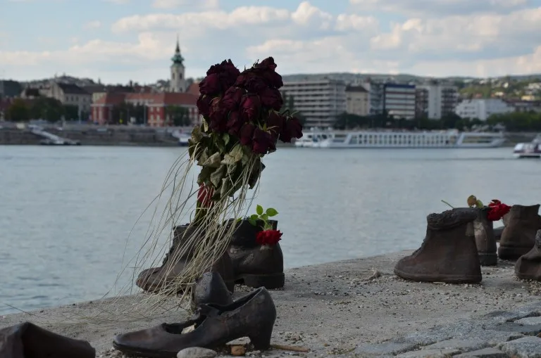 Top 10 Photospots in Budapest - Schuhe am Donauufer - Denkmal