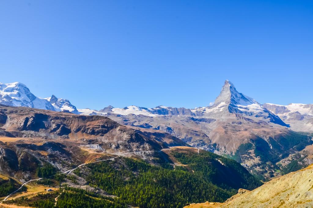 Traumhafte Aussicht von der 5-Seen-Wanderung Zermatt auf das Matterhorn und die umliegende Bergwelt.