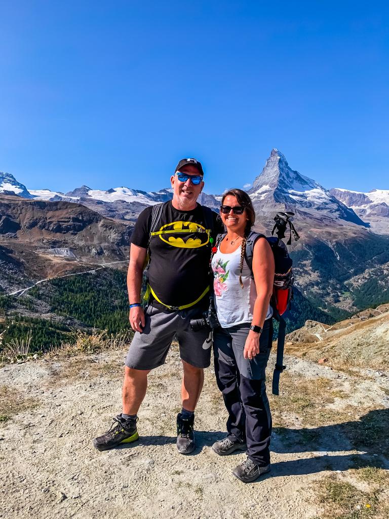 Achim und ich hoch oben im Blauherd bei strahlendem Sonnenschein vor dem Matterhorn, ready, die 5-Seen-Wanderung Zermatt unter die Füsse zu nehmen.