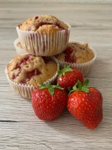 Muffins mit Erdbeeren und weisser Schokolade